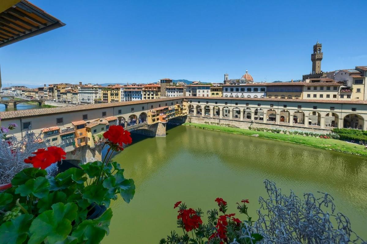 Wonderful Terrace Over Ponte Vecchio With Elevator Florença